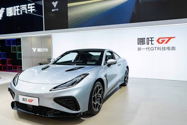 成都45哪吒汽车在智能汽车领域的表现，领途汽车在新能源汽车市场中的影响力